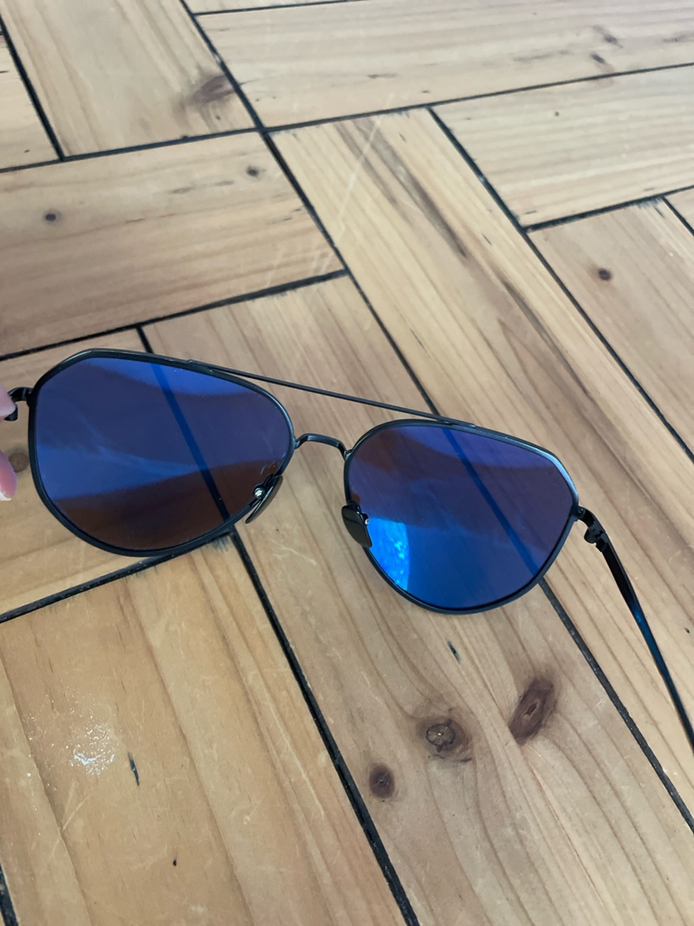 Diff AVIATOR IN MATTE BLACK WITH BLUE MIRROR POLARIZED LENS - Picture 8 of 14